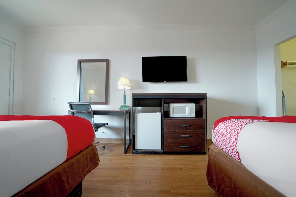 Room, 2 Queen Beds - Photo 3