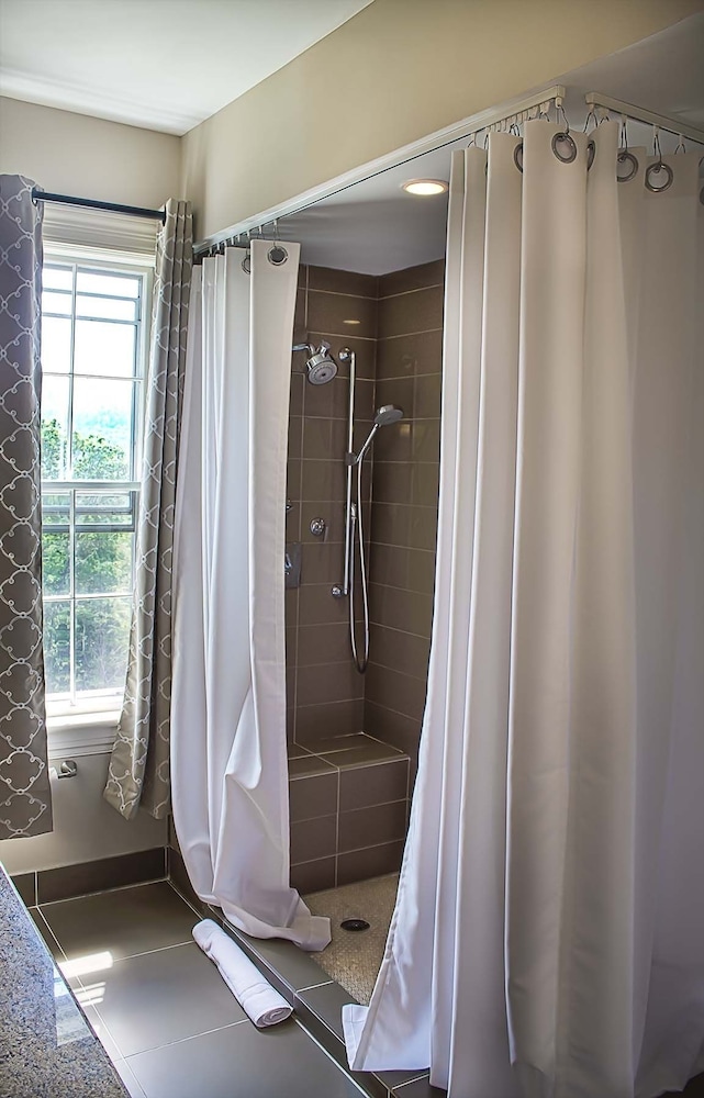 Evarts Suite, 1 Queen Bed, Soaking Tub, Corner room with view, Antique show fireplace photo 2