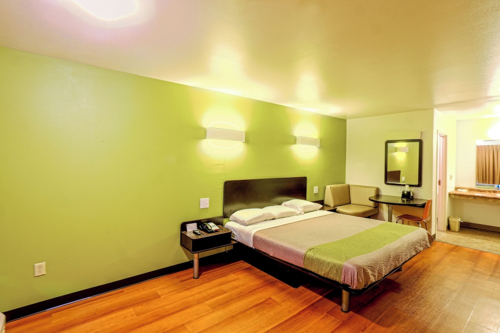 Deluxe Suite, 1 King Bed, Non Smoking, Hot Tub - Photo 7