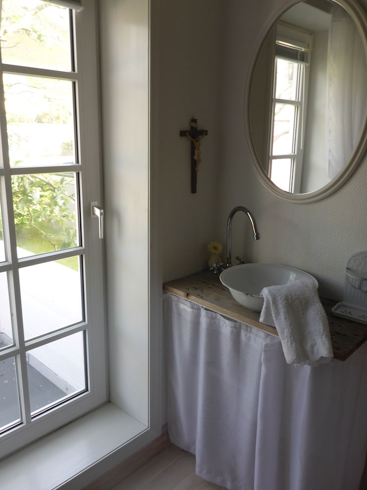 Single Room, Shared Bathroom, Corner photo 2