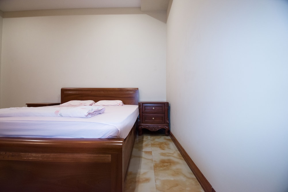 Basic Double Room, 1 King Bed, Non Smoking, Private Bathroom photo 2
