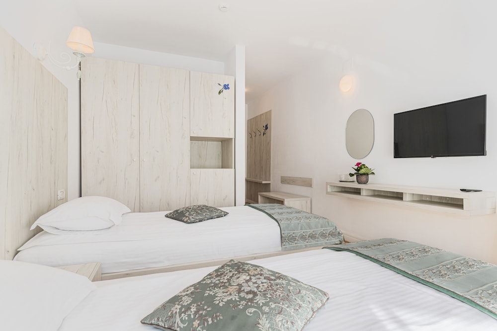 Basic Double or Twin Room, Non Smoking photo 2