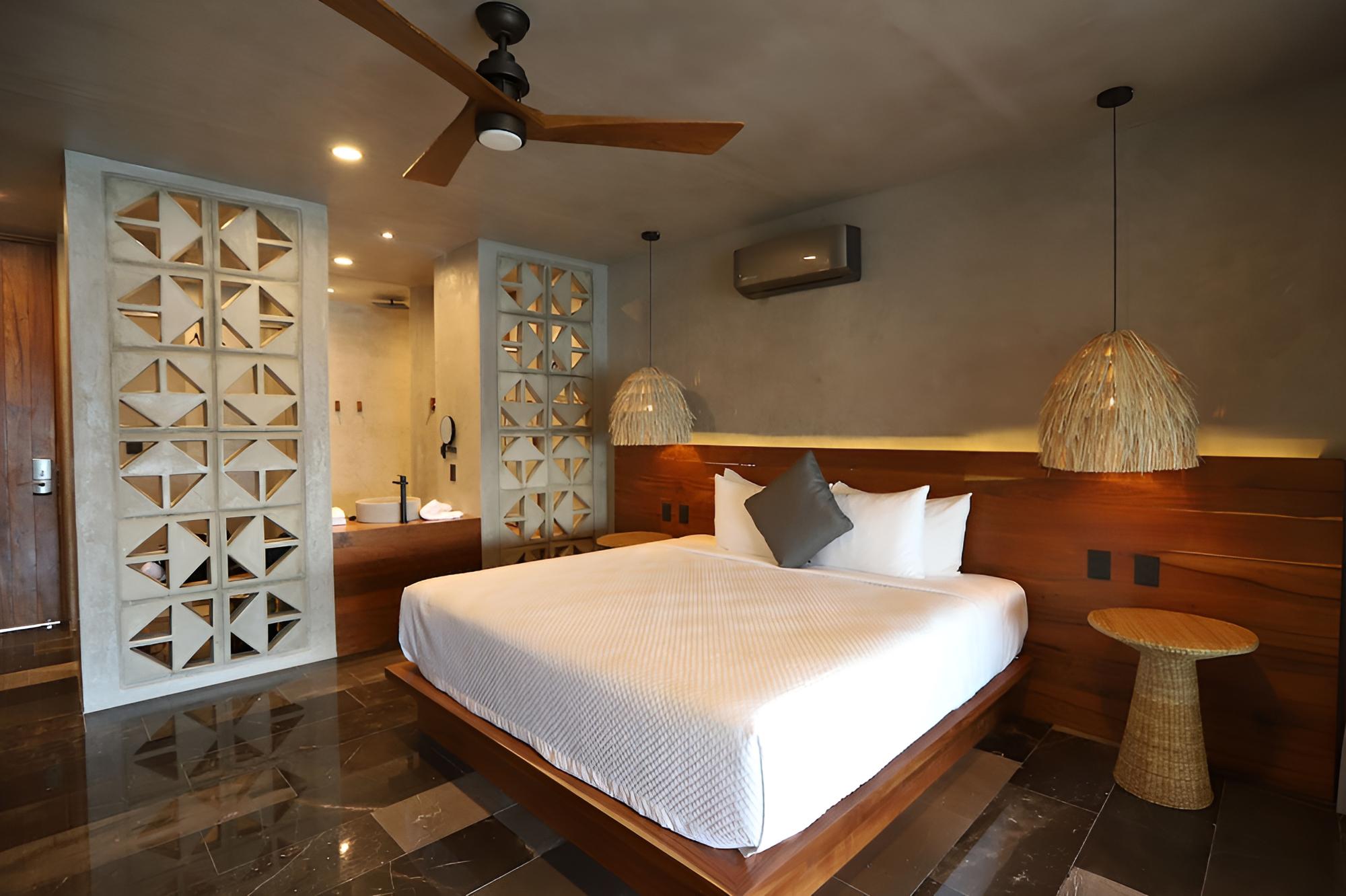 Deluxe Room, 1 King Bed, Balcony, Lagoon View