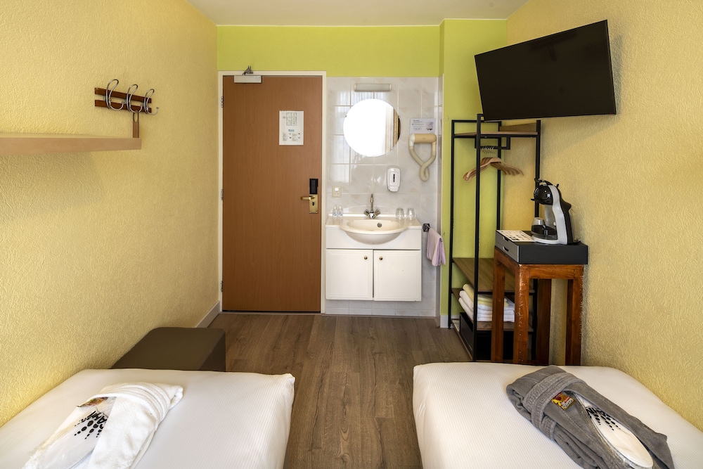 Economy Double or Twin Room, Shared Bathroom photo 2