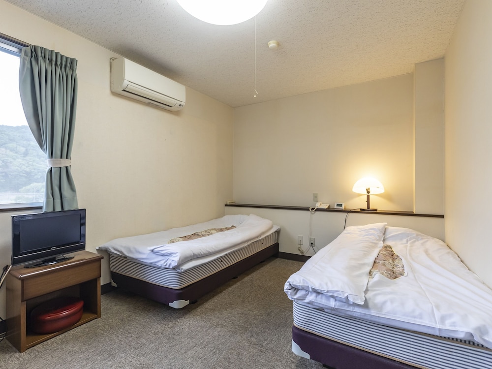 Basic Twin Room, Non Smoking photo 2