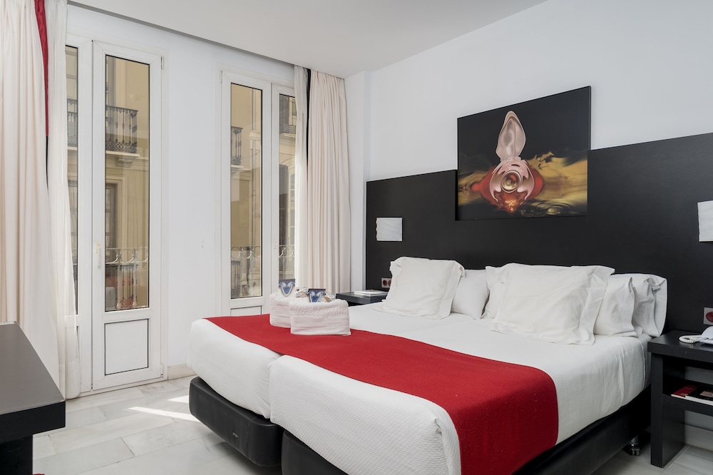 Deluxe Twin Room (City or Patio views) photo 2