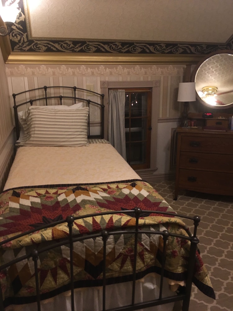Economy Twin Room, 2 Twin Beds, Shared Bathroom, Mountain View, RM05