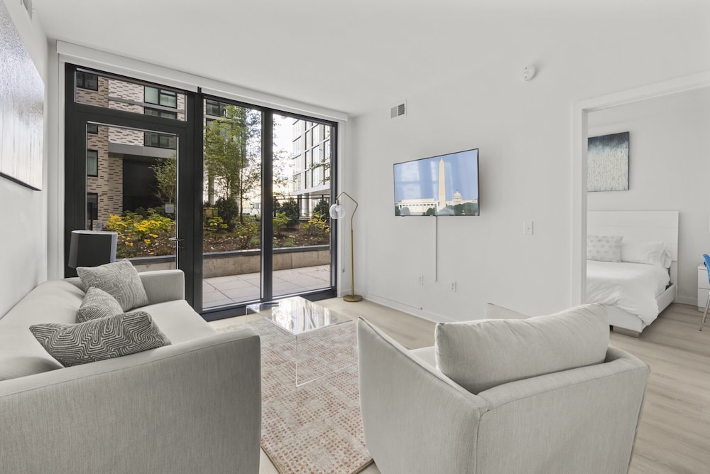 Luxury Apartment, 2 Bedrooms, Balcony (Room décor/layout/colors vary by unit) - Photo 8