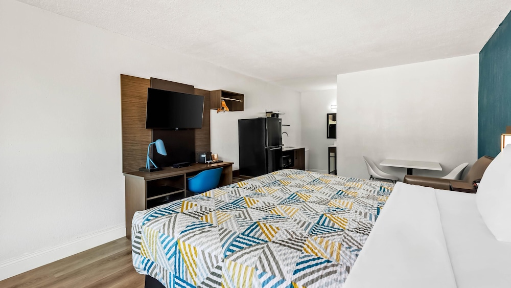 Standard Room, 1 King Bed, Non Smoking - Photo 8