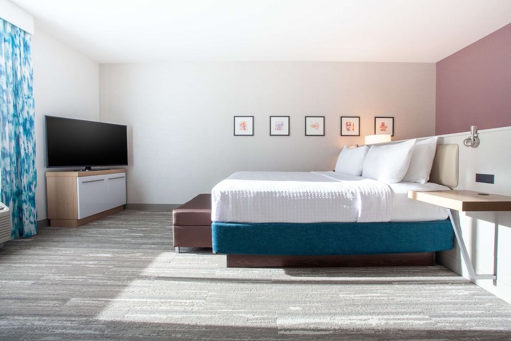 Room, 1 King Bed (Drinks & Snacks)