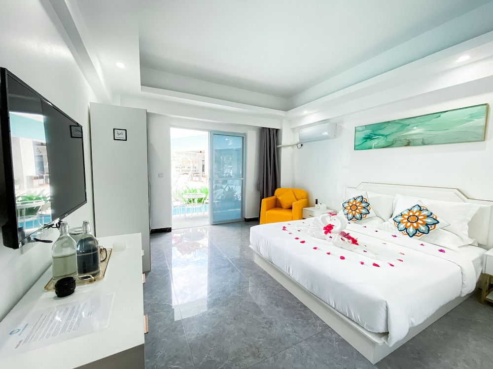 Deluxe Room, Pool Access - Photo 11