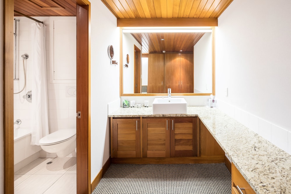 Premium Suite, 1 King Bed, Garden View