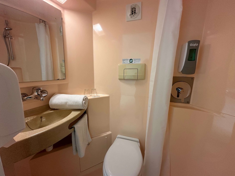 Standard Room, Multiple Beds - Photo 3
