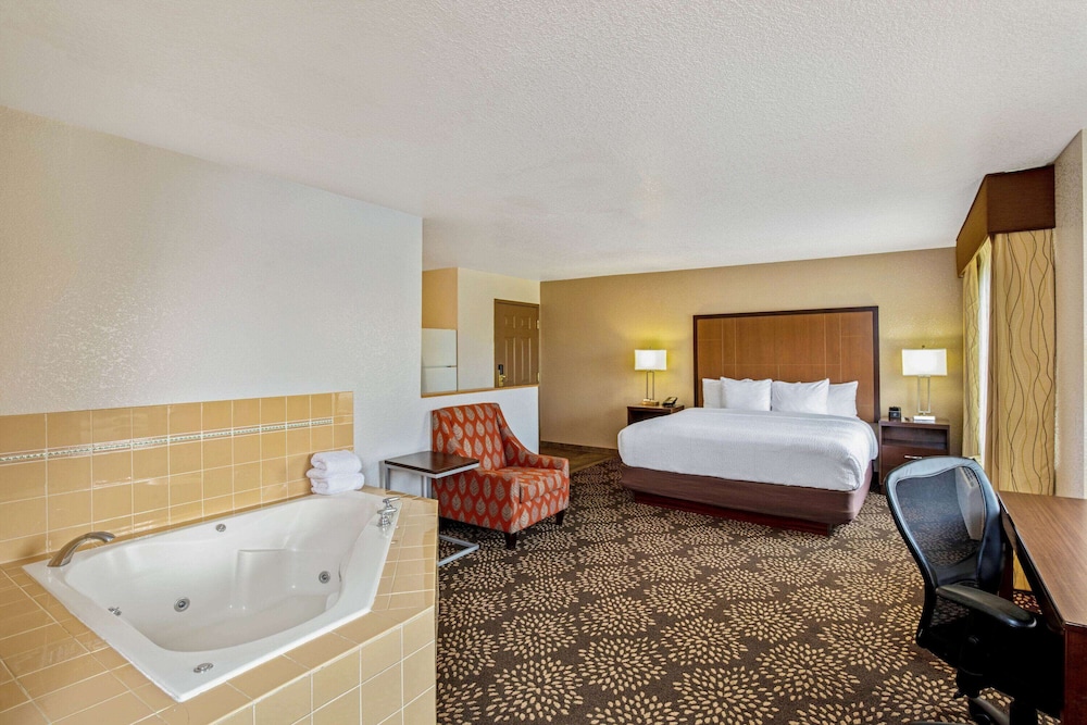 Deluxe Studio Suite, 1 King Bed, Non Smoking (Various Views) - Photo 1
