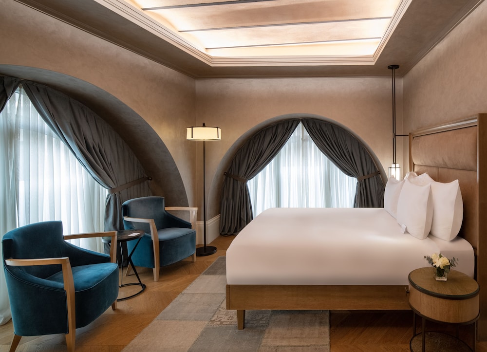 Deluxe Room, 1 Queen Bed (Deluxe Signature Room)