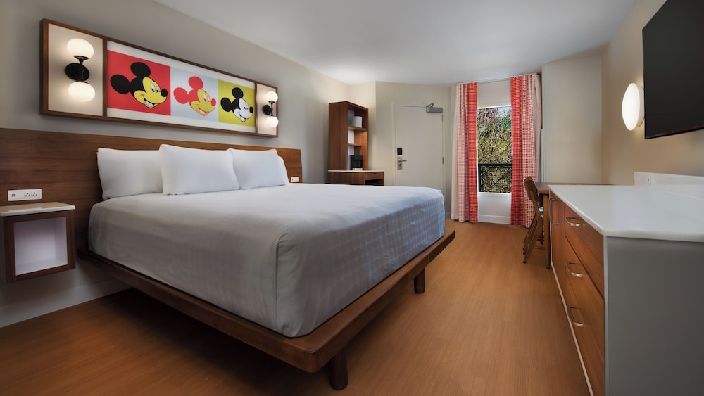 Standard Room. Hearing accessible - visual alarms and notifications. 1 king bed. - Photo 3