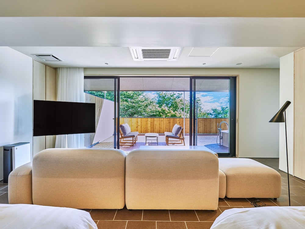 Standard Studio Suite, 1 Bedroom, Non Smoking, Pool View photo 2