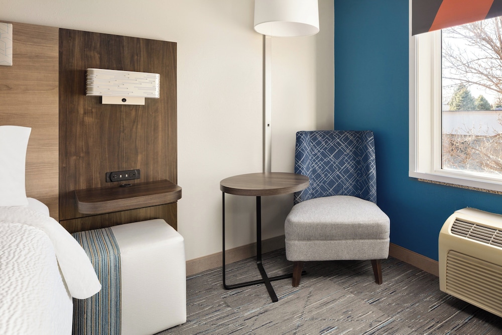 Premium Suite, 1 King Bed, Jetted Tub - Photo 5