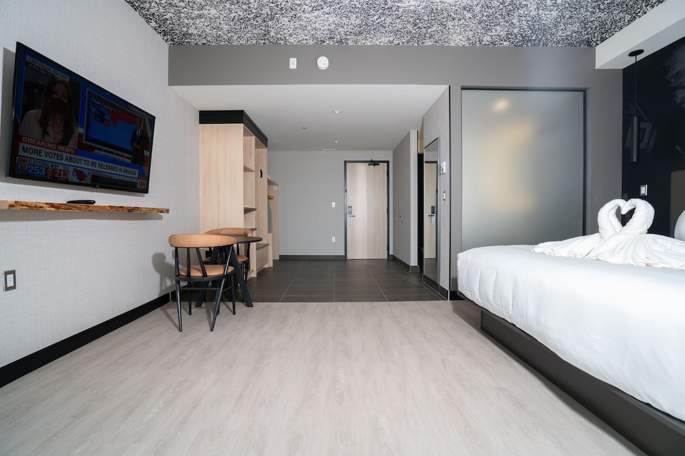 Standard Room, 1 King Bed - Photo 6