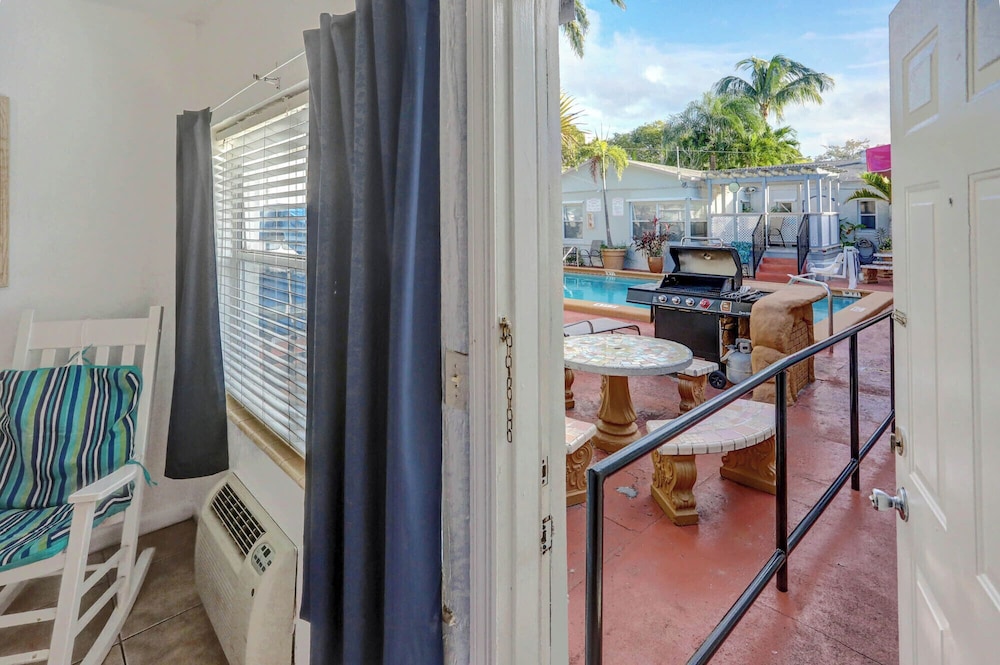 Studio, 2 Queen Beds, Mobility Accessible, Poolside photo 2