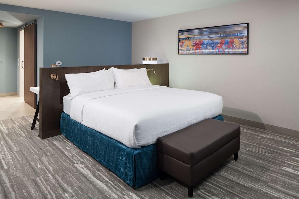 Deluxe Room, 1 King Bed, Accessible (Roll-In Shower) - Photo 5
