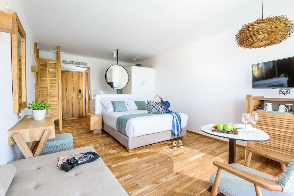 Luxury Room, Pool View