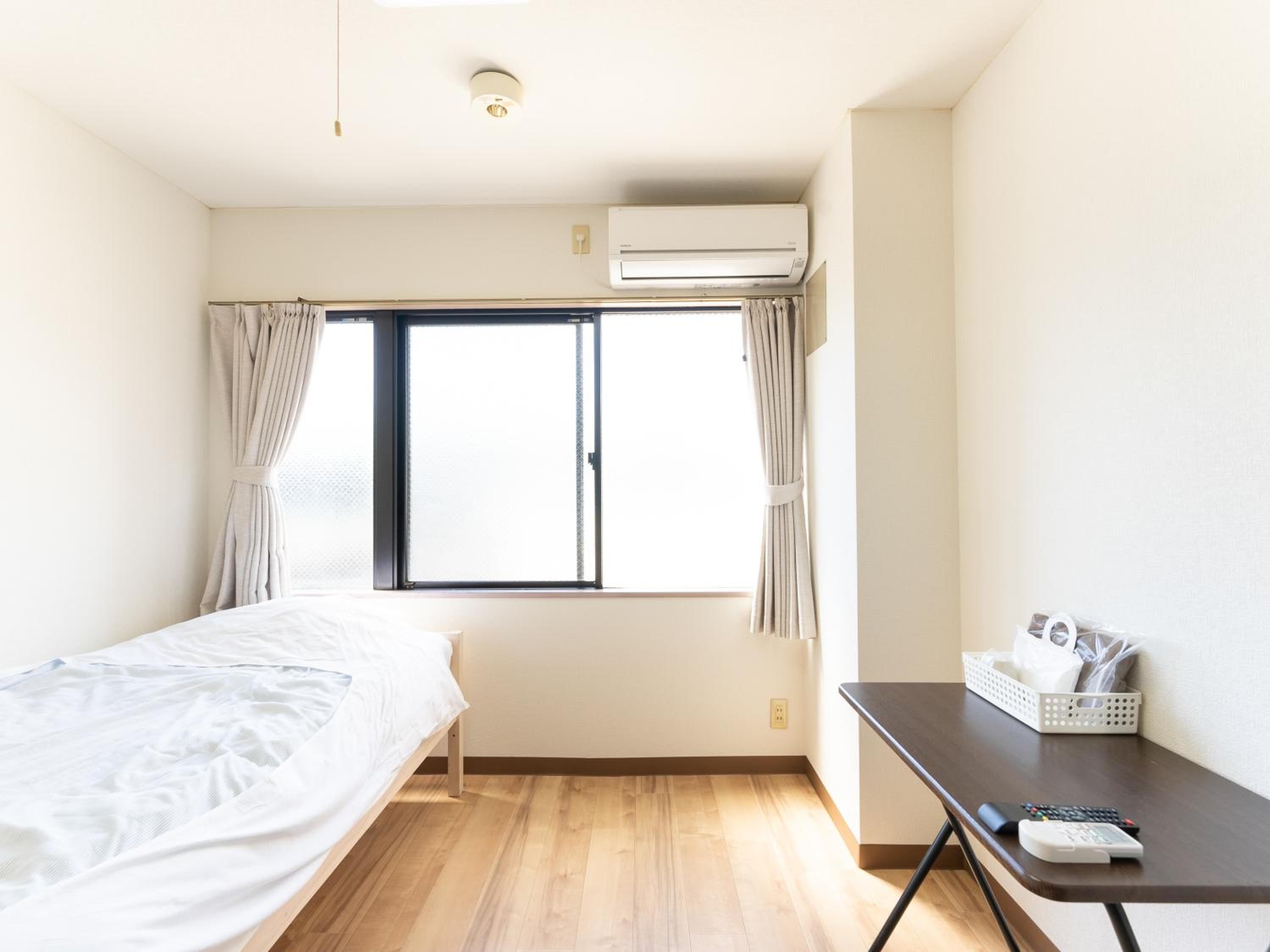 Single Room with Shared Bathroom photo 2