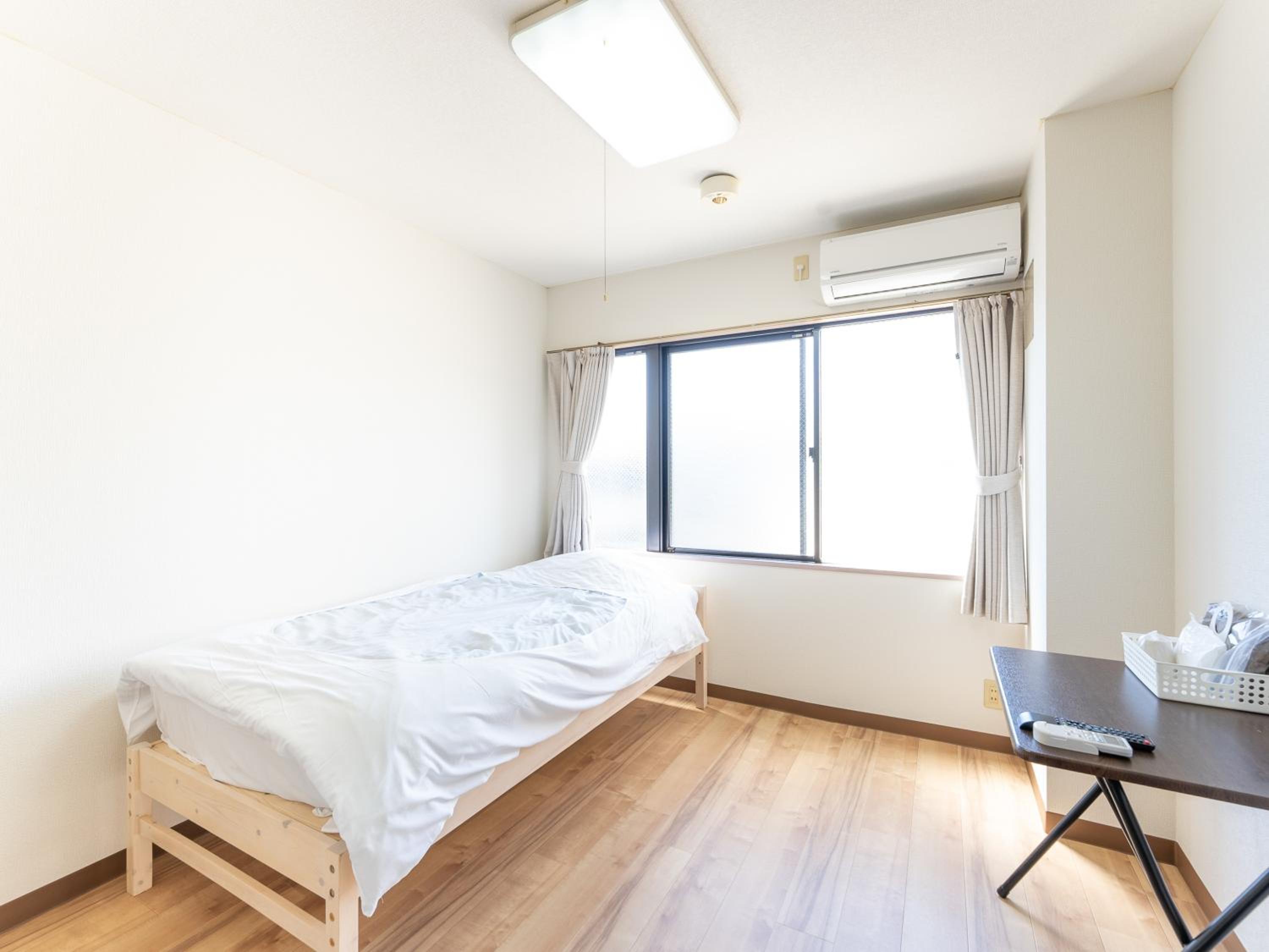 Single Room with Shared Bathroom photo 3