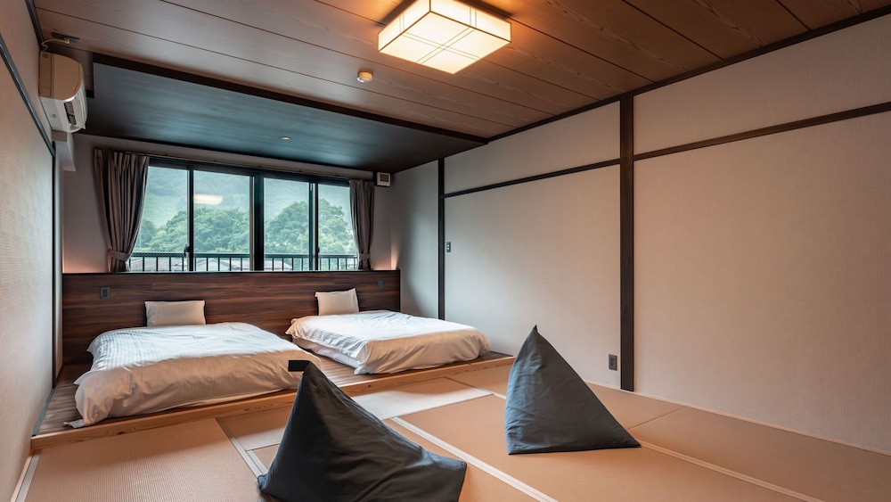 [Non-smoking] Japanese-style room with 8-10 tatami mats (Toilet/No bathroom)