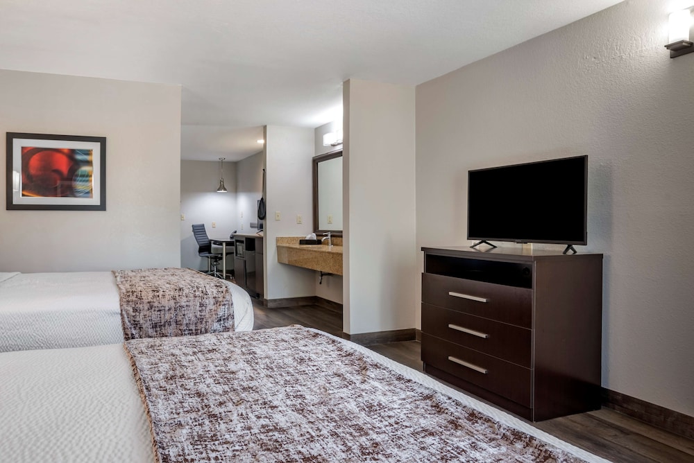 Suite, 2 Queen Beds, Non Smoking, Refrigerator & Microwave (Shower Only) - Photo 3