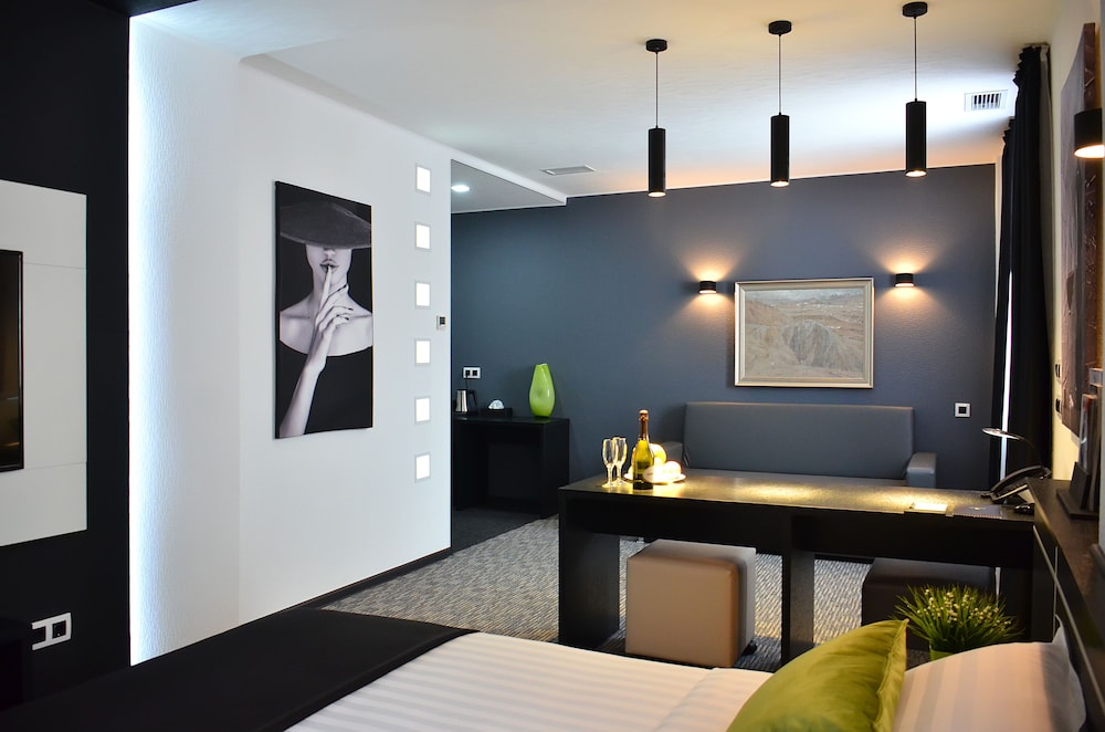 Luxury Suite photo 3