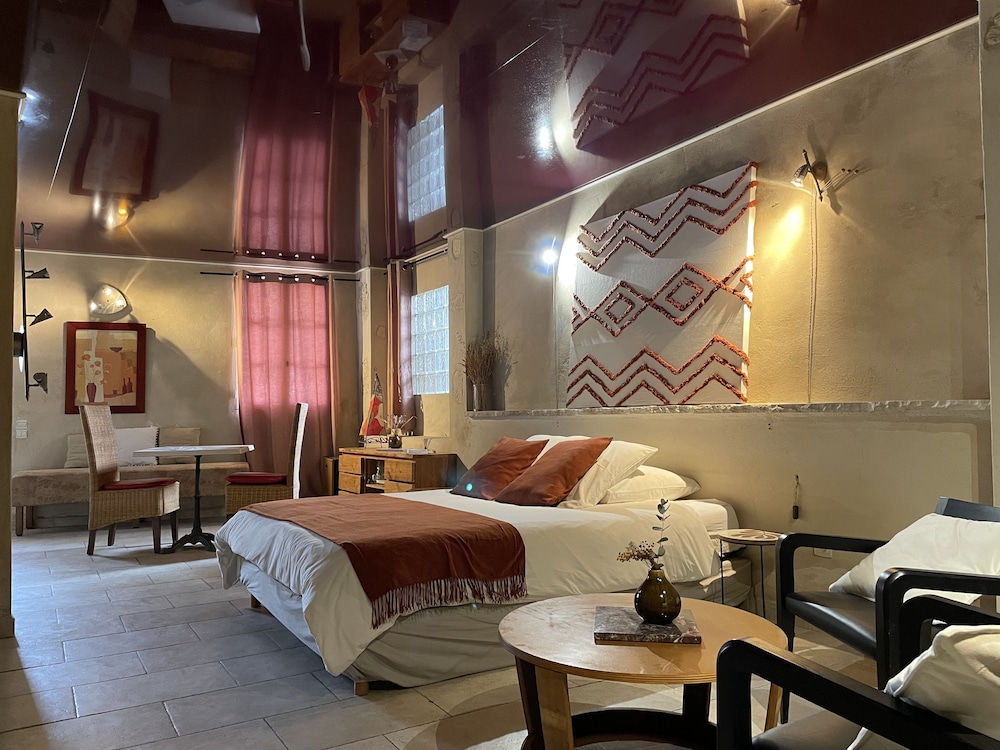 Deluxe Suite - Photo 9