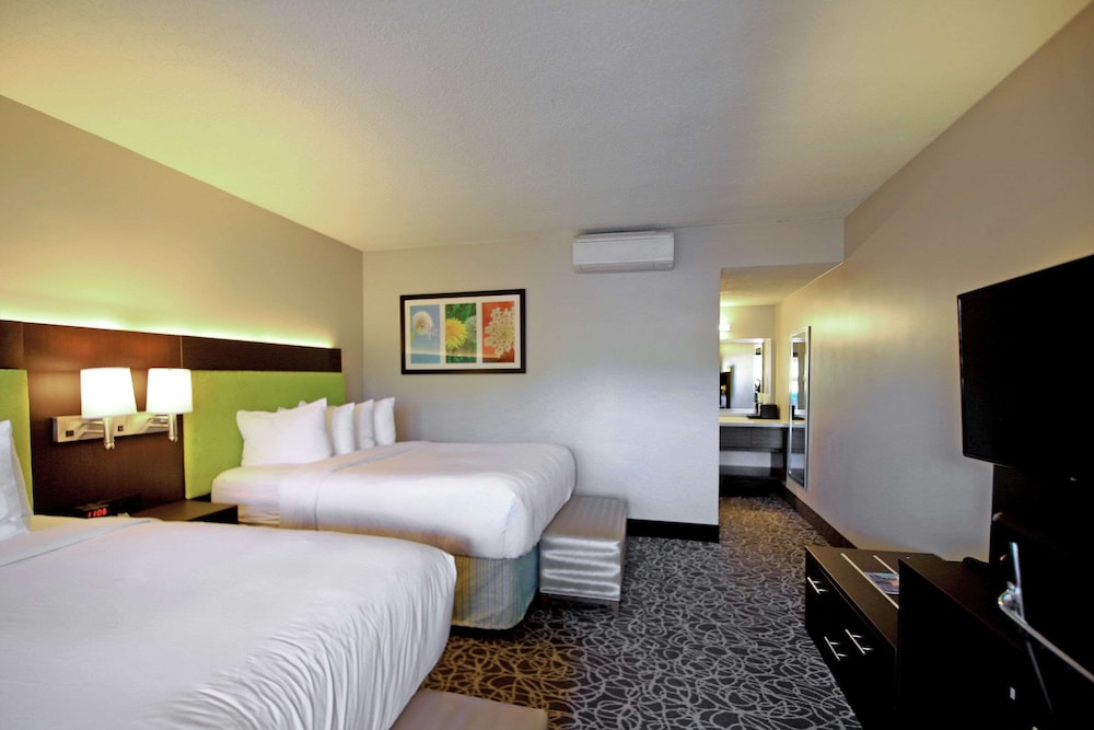 Standard Room, 2 Queen Beds, Non Smoking - Photo 6
