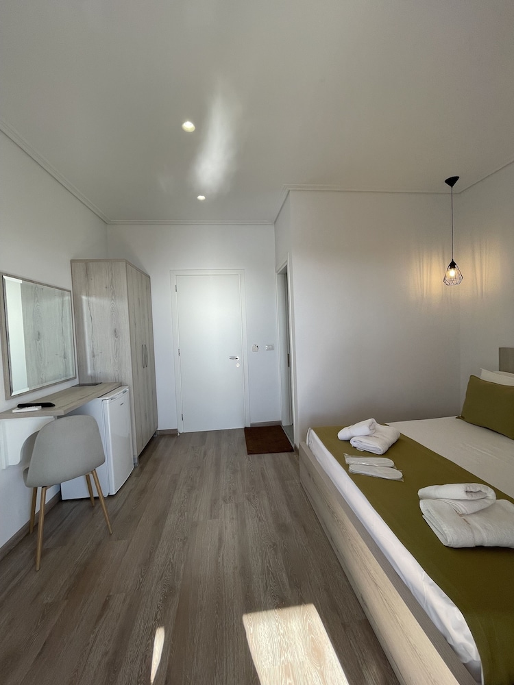 Double or Twin Room with Side Sea View photo 2