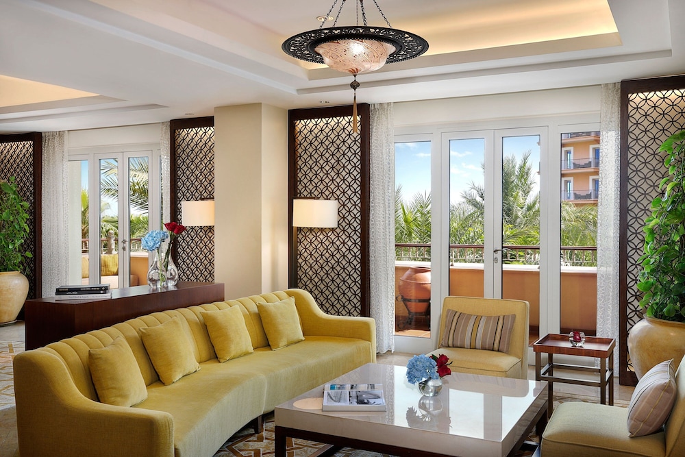 Suite, 1 King Bed, Garden View (Balcony) - Photo 6