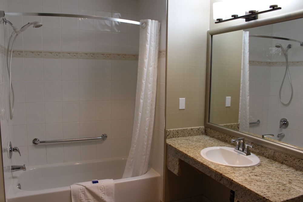 Standard Room, 2 Queen Beds, Non Smoking, Refrigerator & Microwave - Photo 7