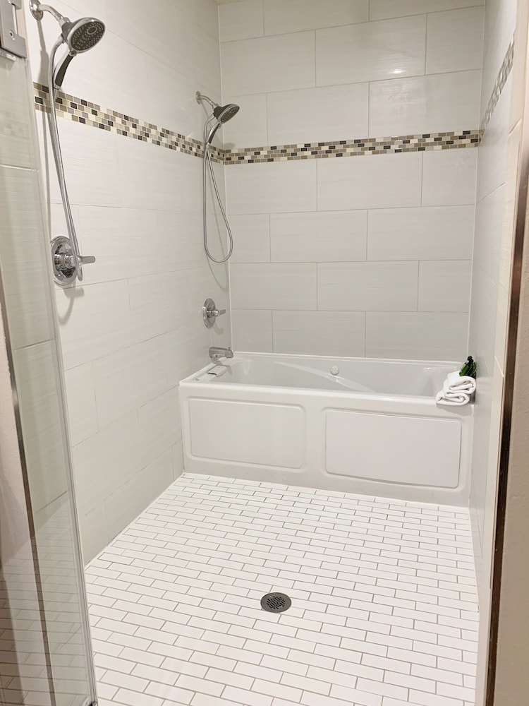 Deluxe Double Room, 2 Queen Beds photo 3