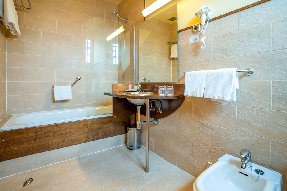 City Quadruple Room - Photo 18