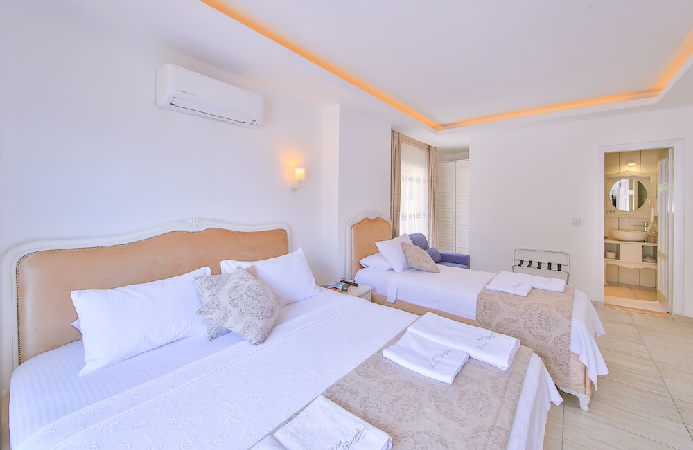 Deluxe Triple Room photo 3