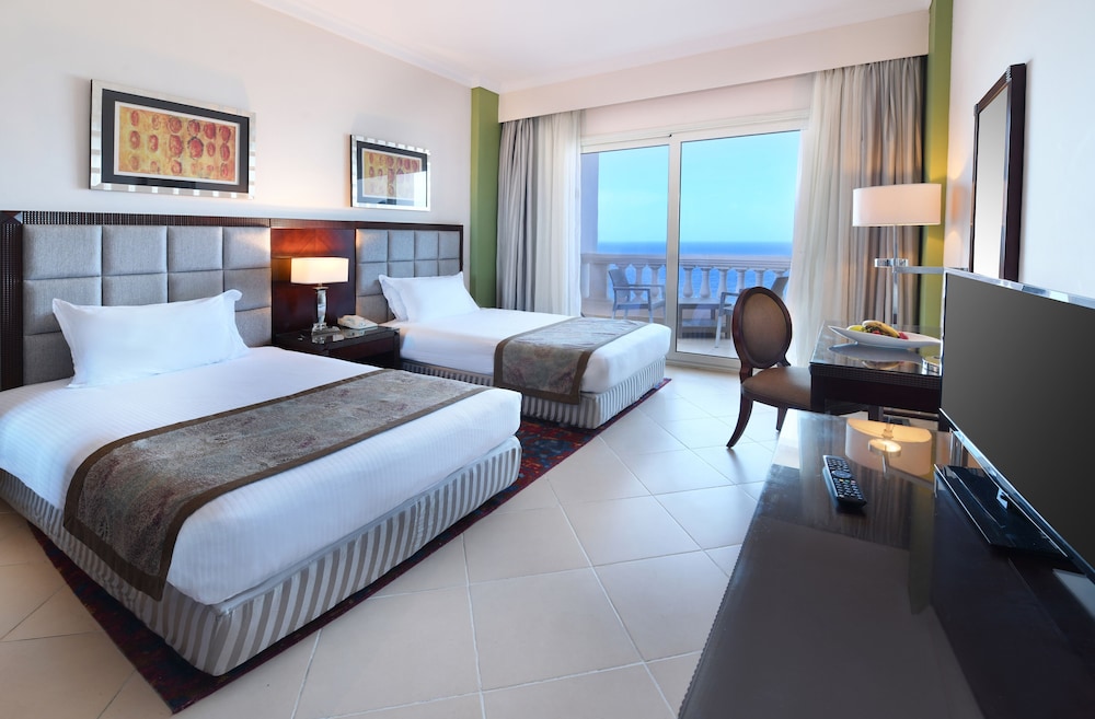 02 Bedroom Suite Sea and Pool View