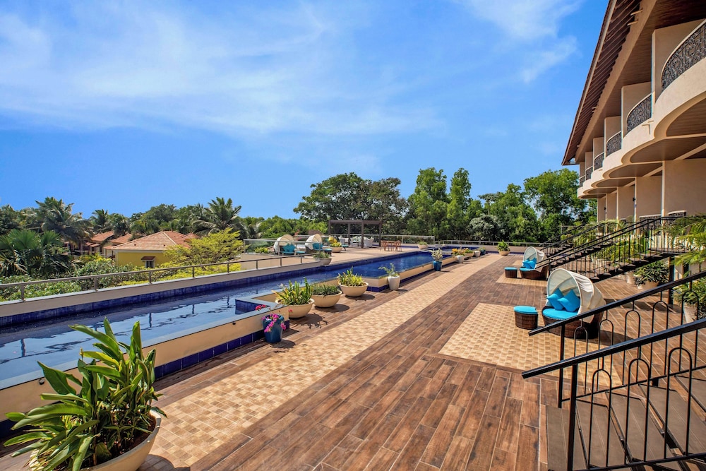 Luxury Suite with Living Room and Balcony ( Partial Garden View )