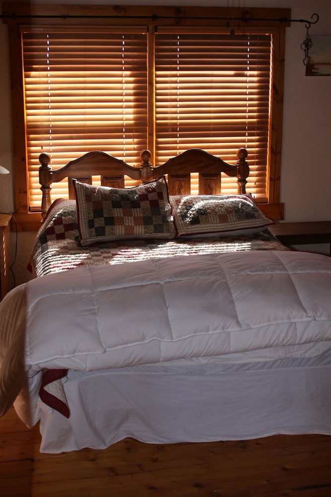 Traditional Room, 1 Queen Bed, Shared Bathroom, Courtyard View photo 1