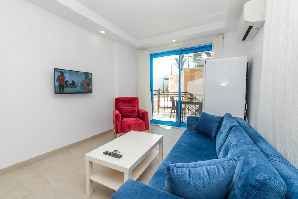 Standard Suite, Partial Sea View