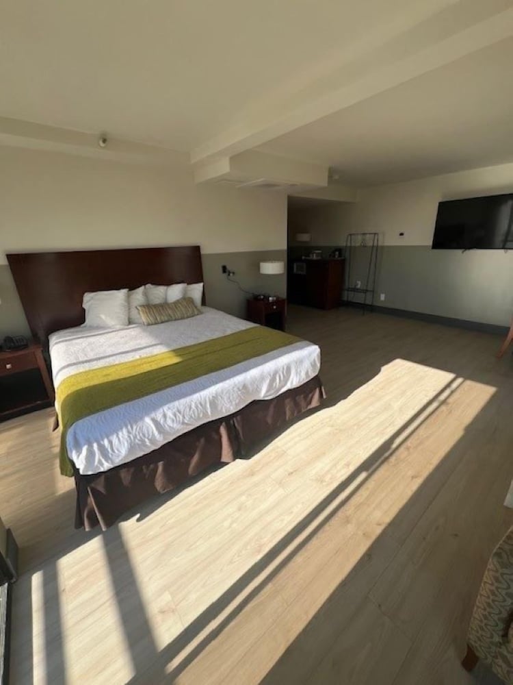 Deluxe Room, 1 King Bed, Balcony, Oceanfront photo 2