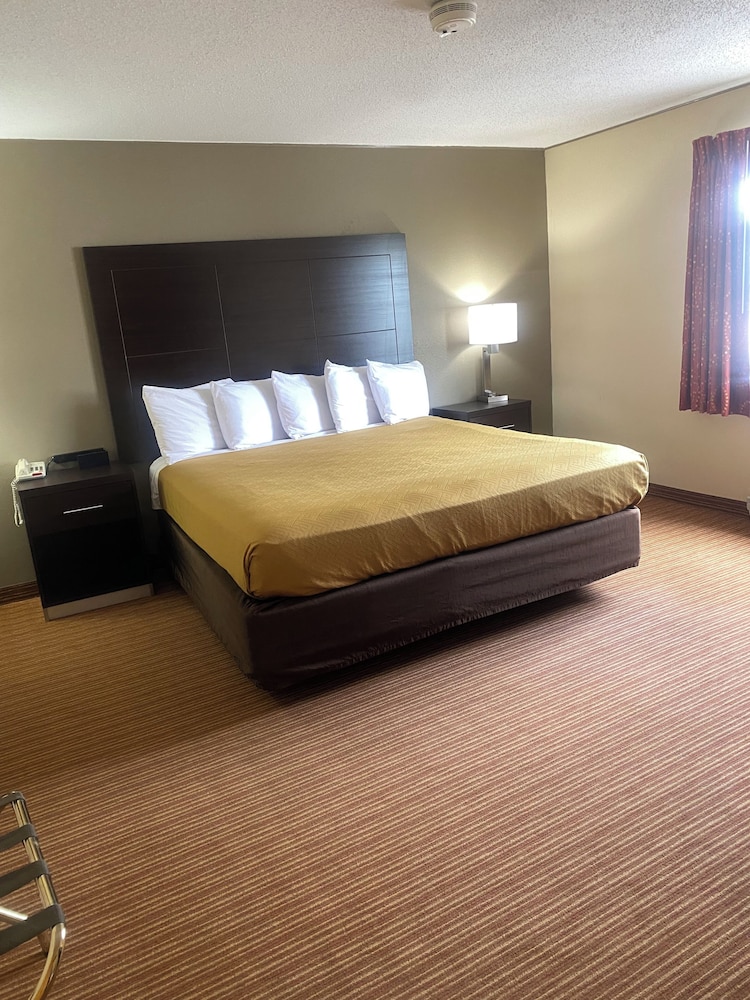 Standard Room, 1 King Bed, Non Smoking - Photo 1