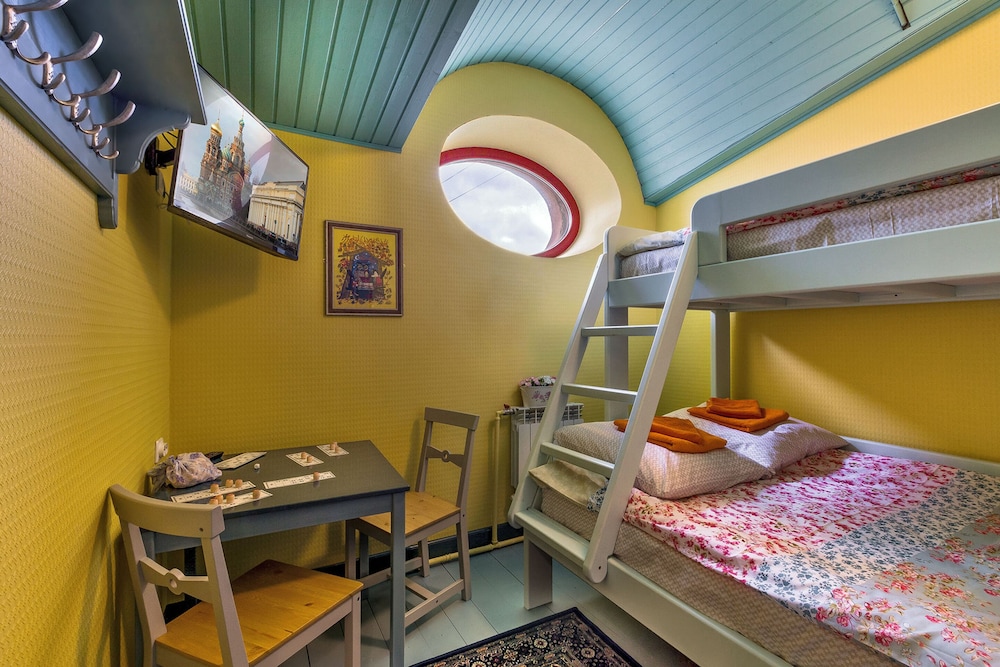 Standard Triple Room, Shared Bathroom (Small Window) photo 1