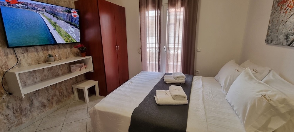 Deluxe Studio, 1 Queen Bed with Sofa bed, Partial Sea View