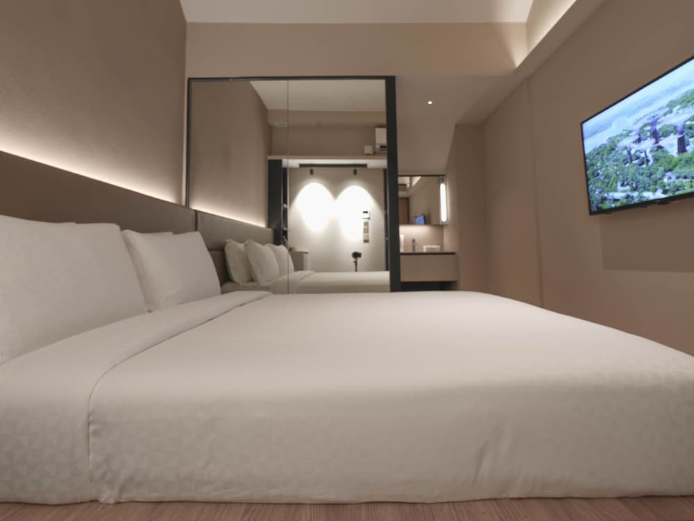 Executive Room, 1 Queen Bed thumbnail 5