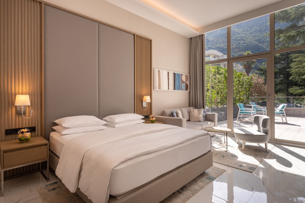 Premium Room (1 King Bed and 1 Twin Bed) - Photo 3