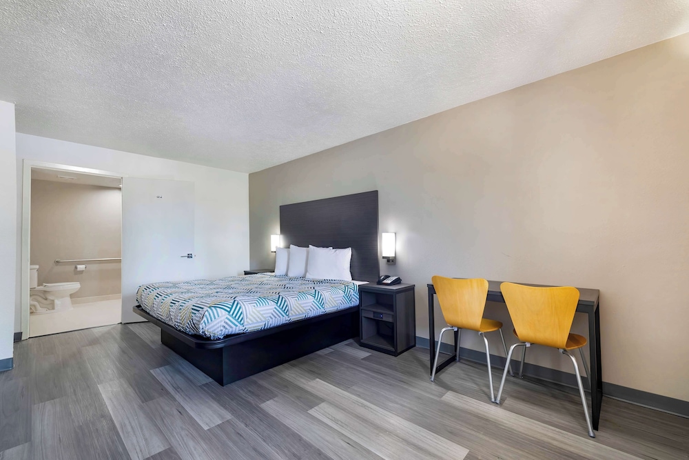 Standard Room, 1 King Bed, Accessible, Non Smoking - Photo 4